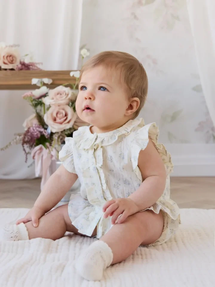 Çiçekli bluz giyen bebek