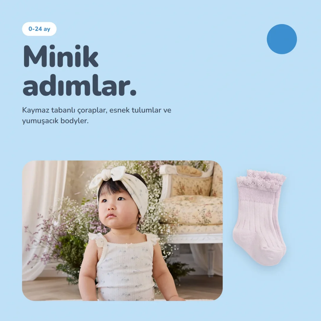 Mavi zeminde fiyonklu çorap giyen bebek ve pembe dizaltı çorap